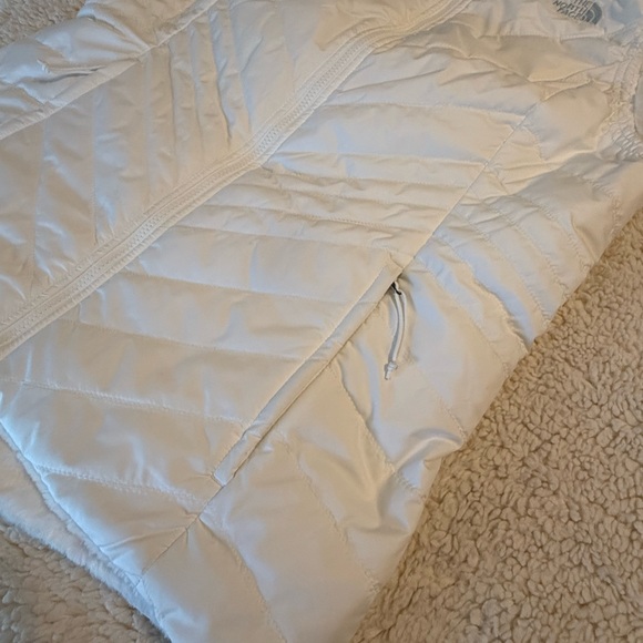 The North Face Women's White Quilted Vest - Picture 5 of 10